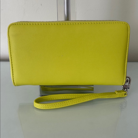 Steve Madden Lime Green Wristlet - Picture 2 of 7